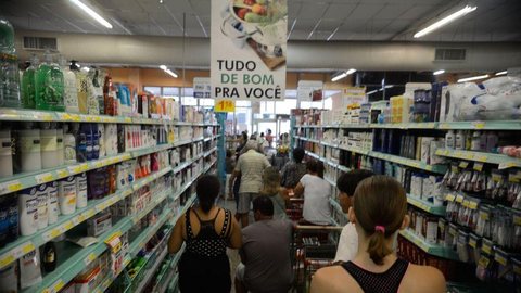 Brasileiros mantêm expectativa de inflação em 4,7%, diz FGV