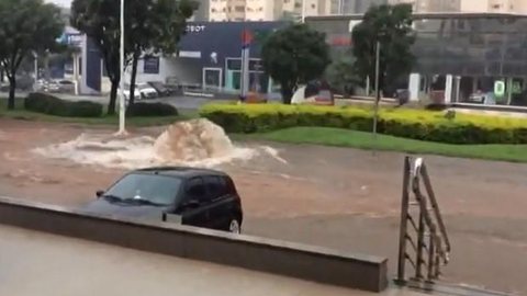 Ruas e avenidas de Rio Preto ficam alagadas após chuva forte