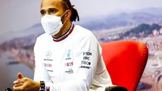 Hamilton não se opõe ao retorno de pintura prata da Mercedes na F1
