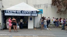 Com explosão de casos de Covid, prefeitura de SP restringe testagem, contrata mais médicos e amplia horário das unidades de saúde