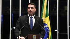 Flávio Bolsonaro negocia videoconferência para prestar depoimento, diz advogada