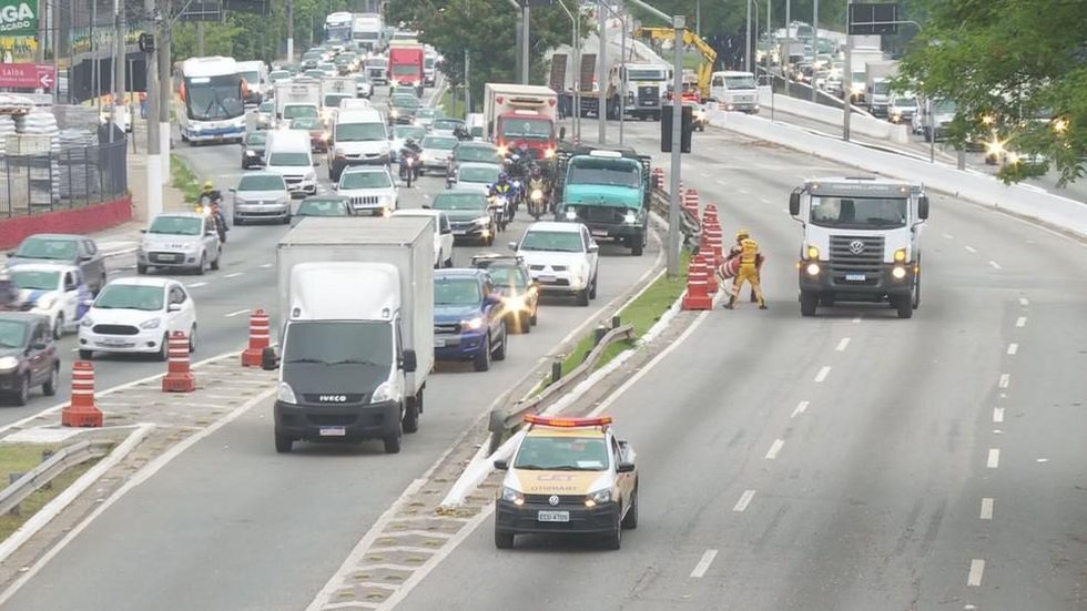 Prefeitura de SP conclui obra na Ponte do Limão e faz operação de liberação do tráfego na pista central da Marginal Tietê