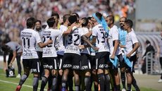 Corinthians goleia o Paraná, assume a ponta e deixa rival na lanterna