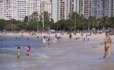 Rio: contra as regras da prefeitura, cariocas se aglomeram nas praias