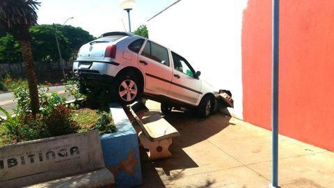 Carro invade praça, sobe em bancos e para em cima de canteiro em Ibitinga