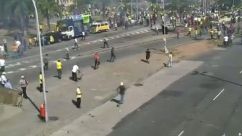 Vídeos mostram confusões em protesto de taxistas.