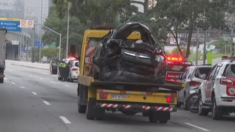 Motorista perde controle do veículo, carro capota e mulher morre na Marginal Pinheiros