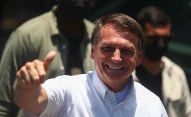 Bolsonaro vota no segundo turno das eleições municipais no Rio