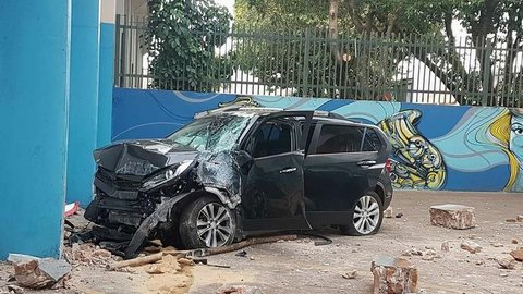 Motorista perde controle da direção e atinge muro de escola em Votuporanga