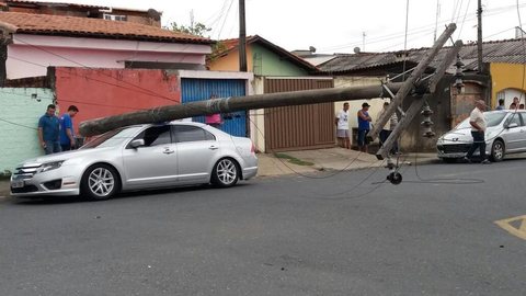 Poste de energia cai em cima de carro estacionado em bairro de Votorantim