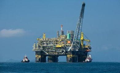 Produção de petróleo e de gás natural tem queda em fevereiro