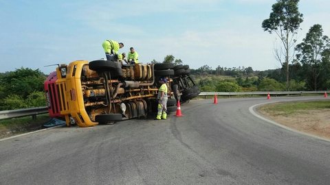 Caminhão tomba e interdita trecho de rodovia em Itu