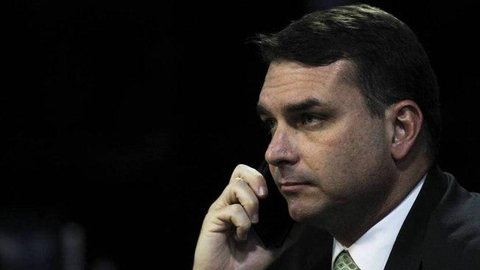 Denúncia do MP diz que Flávio Bolsonaro enriqueceu de forma “sorrateira”