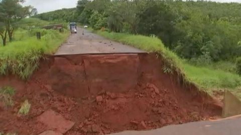 Moradores do distrito de Tanabi ficam ilhados após cratera se abrir durante temporal