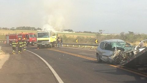 Batida entre carro e caminhão deixa motorista ferida em Birigui