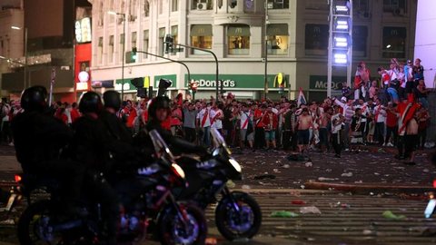 Polícia retira torcedores violentos do River Plate de comemoração na Argentina