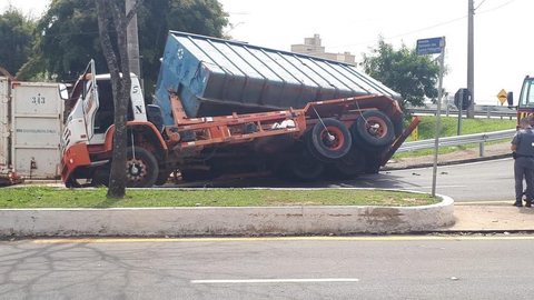 Caminhão carregado com madeira tomba e interdita trânsito em avenida de Jundiaí