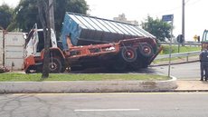 Caminhão carregado com madeira tomba e interdita trânsito em avenida de Jundiaí