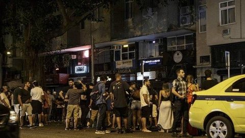 Sem restrição de horário, bares no Leblon têm aglomerações até às 4h