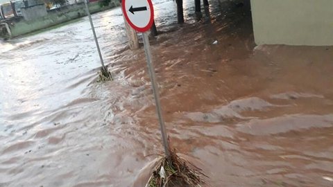Córrego transborda após temporal e alaga avenida em Novo Horizonte