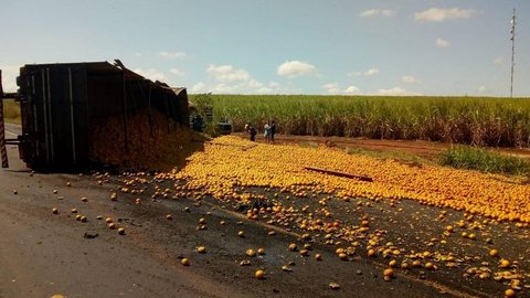 Motorista embriagado foge após tombar caminhão carregado com laranjas