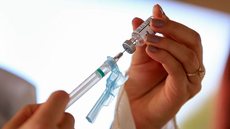Rio está com estoque crítico da vacina contra covid-19, diz secretário