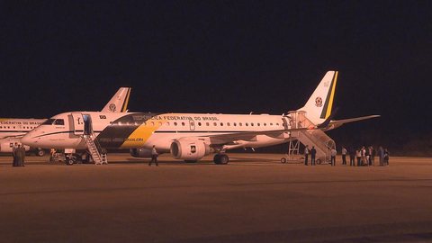Sobreviventes do Irma são resgatados de ilha e pousam no DF com avião da FAB
