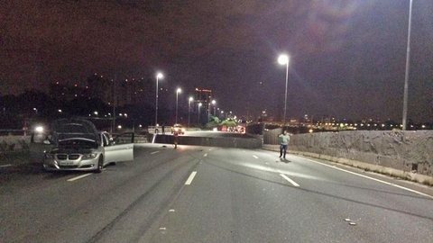 Donos de carros danificados por viaduto que cedeu em SP vão cobrar indenização da Prefeitura