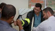 Cadeirante fã dos bombeiros ganha visita especial durante fisioterapia em Rio Preto