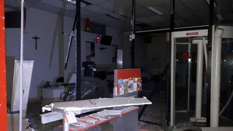 Quadrilha explode caixas eletrônicos de banco em Potirendaba