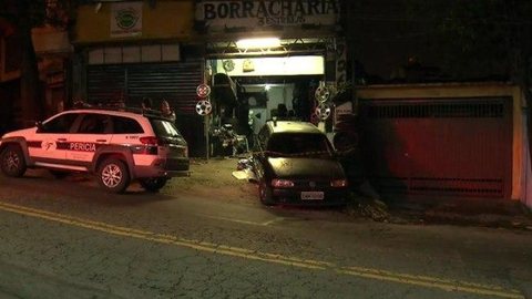 Carro invade borracharia, atropela e mata menino de 4 anos; motorista fugiu