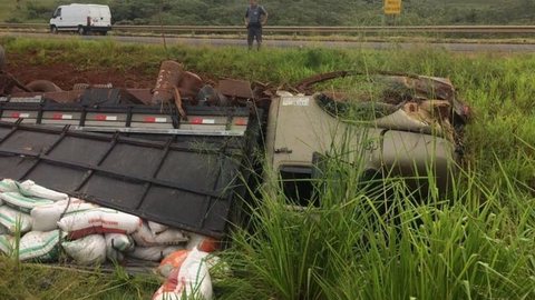 Caminhão carregado com fertilizante tomba em rodovia de Meridiano