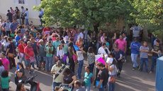 Mais de 3 mil pessoas enfrentam fila para concorrer a vagas de emprego em feirão