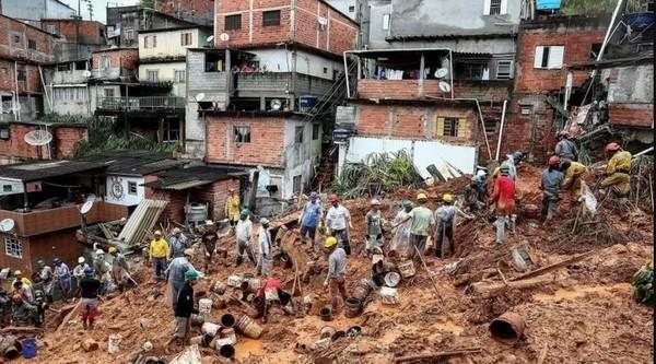 Corpo de Bombeiros passa a utilizar escavadeira em buscas por vítimas do deslizamento de Franco da Rocha