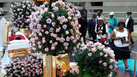 Fãs de Aretha Franklin prestam homenagem à cantora antes de funeral em Detroit