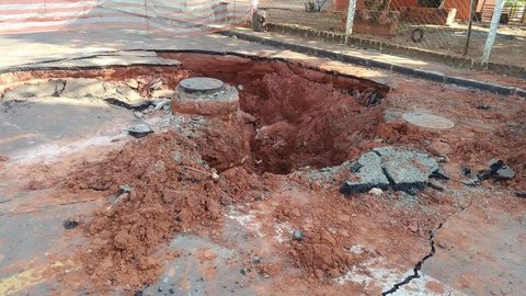 Cratera é aberta em Rio Preto após vazamento de água e asfalto afundar