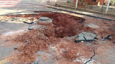Cratera é aberta em Rio Preto após vazamento de água e asfalto afundar