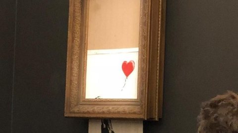 Banksy diz que obra ‘Menina com Balão’ deveria ter sido toda destruída, mas mecanismo falhou
