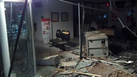 Criminosos explodem caixas de agência bancária em Tabatinga