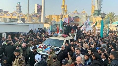 Corpo do general Soleimani chega ao Irã e cortejo é acompanhado por multidão