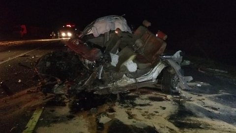 Acidente com caminhão deixa caminhonete irreconhecível; motorista morreu