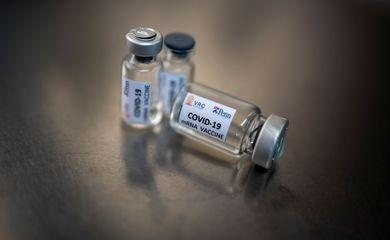 Vacina de Oxford para Covid-19 é segura e induz resposta imune