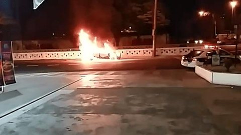 Carro pega fogo em avenida próxima a posto de combustíveis em Rio Preto