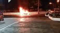 Carro pega fogo em avenida próxima a posto de combustíveis em Rio Preto