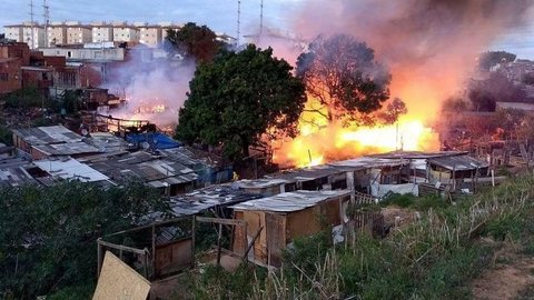 Famílias desabrigadas após incêndio em favela precisam de doação de alimentos
