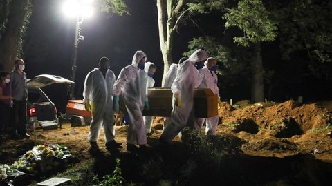 SP tem enterros noturnos e corpos em vans escolares