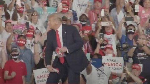 Recuperado, Trump distribui máscaras em comício e diz se sentir “mais poderoso”