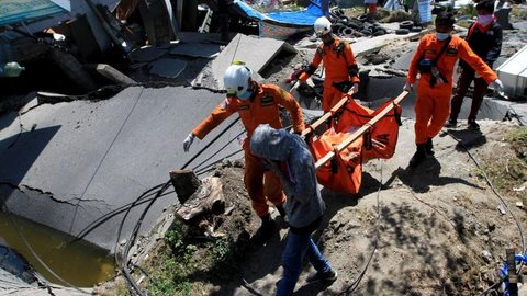 Indonésia enterra mortos em valas comuns e pede ajuda internacional