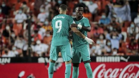 Dupla Vini Junior-Benzema responde por quase 70% dos gols do Real na temporada; Ancelotti elogia