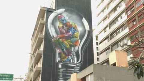 Eduardo Kobra faz novo mural de 30 metros de altura na Zona Oeste de SP